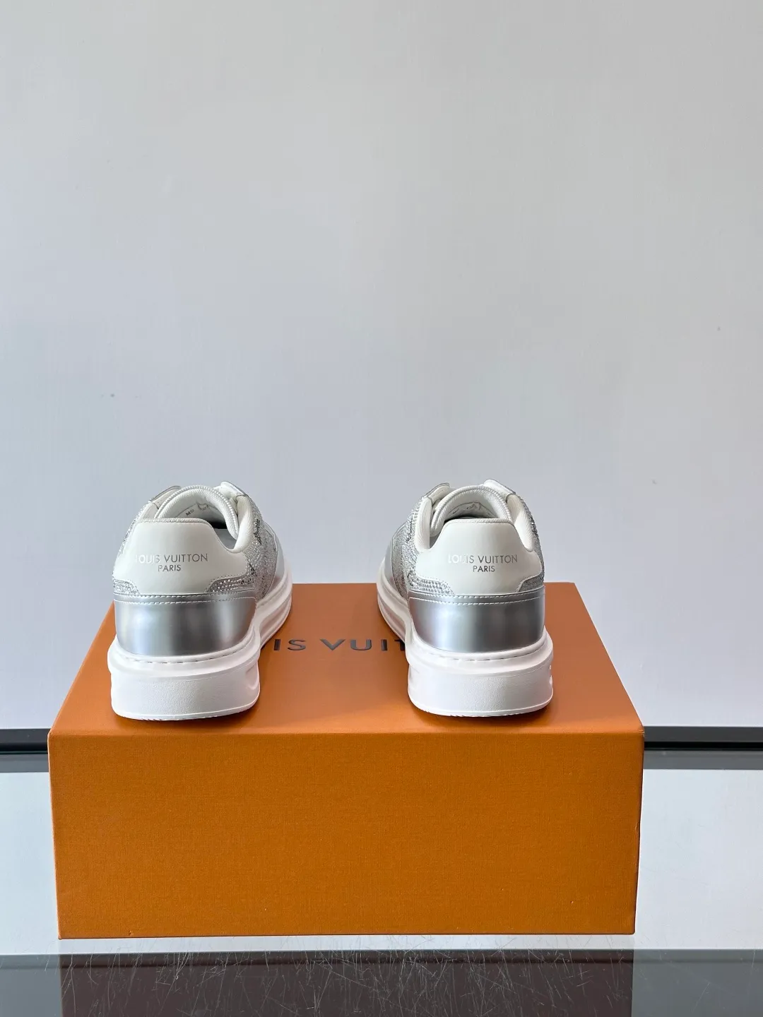 Men's shoes 💰p400 "＊OUIS ＊UITTO＊" 2025 new sports shoes, classic Monogram presbyopia + full diamond upper, full of luxury! The upper is made of high-quality leather and the sole is rubber, which is comfortable and wear-resistant👟. LV logo on the side of the shoe + brand logo on the sole, the details are super exquisite. The low-top design is suitable for daily leisure or light sports. It looks great with jeans and sportswear. The silver cyberpunk style is very popular in the fashion circle and is a must-have for young people! 💫 size：38-44